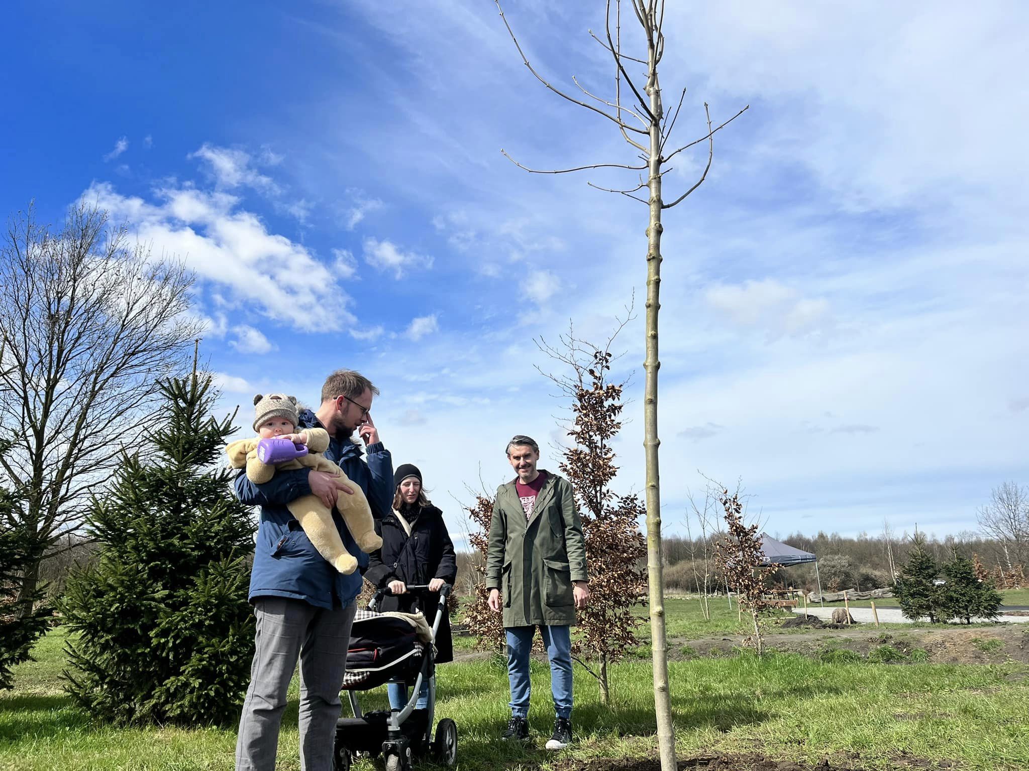 2023 04 15 Wrocław sadzenie drzew w parku Tysiąclecia 2